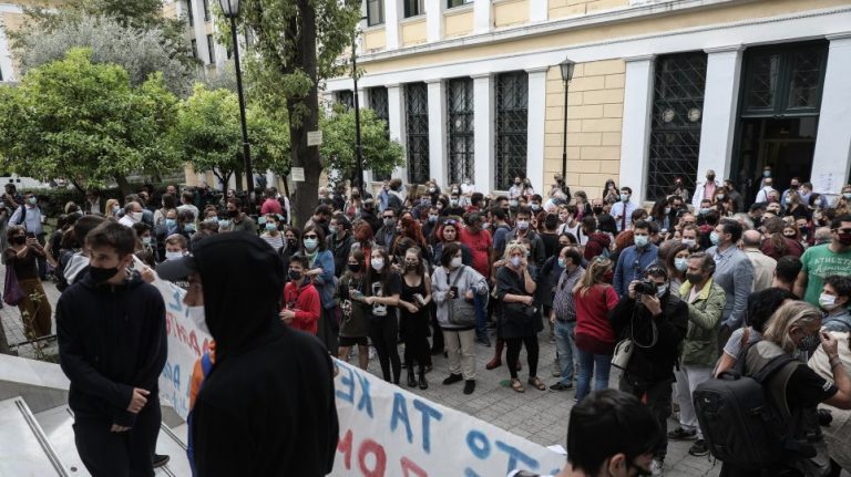 Ελεύθερος ο 14χρονος, έπεσε στην αγκαλιά της μητέρας του