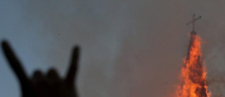 Αριστεροί καί Ισλαμιστές καίνε Χριστού Εκκλησίες! Αλλά τούτο φέρει χαρμολύπη διά τούς εξής λόγους. Η “νέα” αταξία Αντίχριστου είναι αυτή.