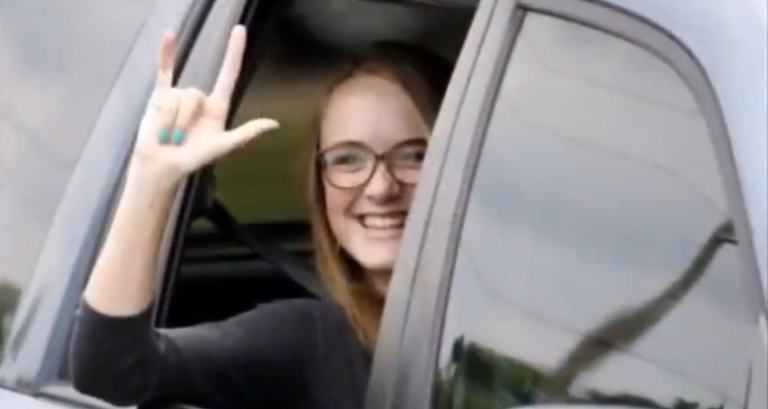 Φύτρωσε δάχτυλο κοριτσιού, και το αποκρύπτουν τα μέσα μαζικής εξαπάτησης