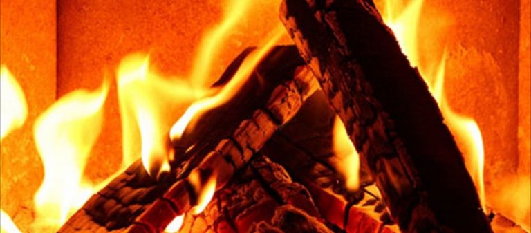 «Φέτος να μην καίτε ξύλα στο τζάκι ευνοεί την μετάδοση του κορωνοϊού» – Ας πεθάνουμε από το κρύο…