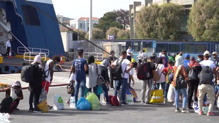 Περίπου 850 πρόσφυγες μεταφέρθηκαν από το στρατόπεδο Kara Tepe στην ηπειρωτική χώρα.