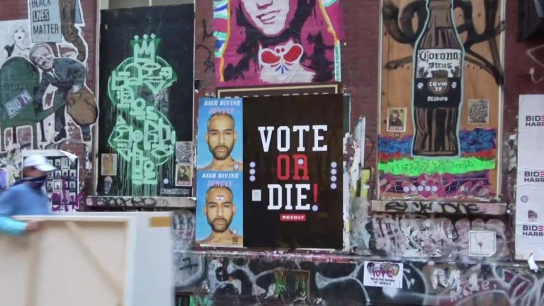 ΗΠΑ: Καλλιτέχνης του δρόμου χρησιμοποιεί ετικέτες για να ενθαρρύνει την ψηφοφορία πριν από τις εκλογές.