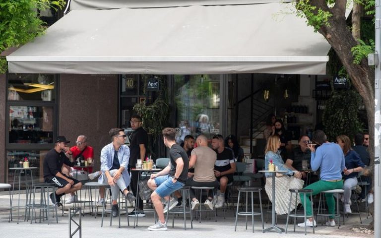 Κορωνοϊός: Οι 11 + 7 αλλαγές στα μέτρα για μάσκες, ωράρια και καταστήματα