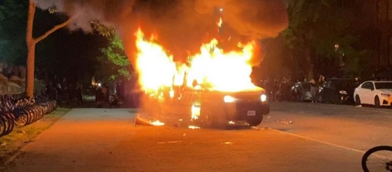 Σφοδρά επεισόδια στην Κύπρο για τις απαγορεύσεις λόγω κορωνοϊού: Καίγονται αστυνομικά οχήματα