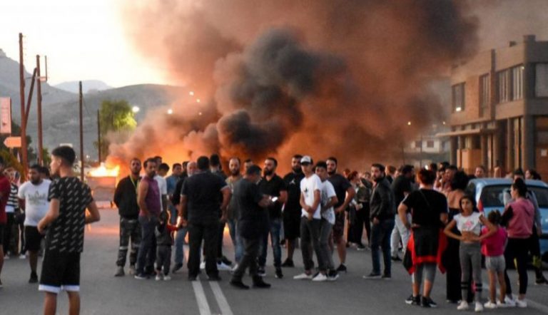 Τό  ΚΑΛΟΝ παράδειγμα όπου μάς έδωσαν οί Ρομά: όταν κατεβούμε όλοι στούς δρόμους η αστυνομία κάνει πίσω καί λέγει στούς πολιτικούς πηγαίνετε εσείς..