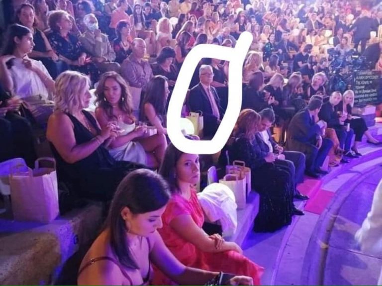 Ό δρ. Καραγιάννης ό κύριος μάσκας τής Κύπρου χωρίς μάσκα στά βραβεία μάσκας ματάμ φικαρώ