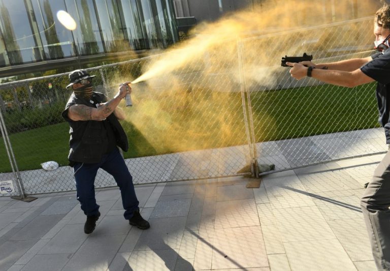 Αφού σκοτώθηκε ό «Αριστερός» Floyd σήμερα σκοτώθηκε ό «Δεξιός» Floyd γιά νά υπάρχει η δικαιολογία ανάφλεξης εμφυλίου πολέμου. Οί ηλίθιοι είναι όλοι ίδιοι αλλά έχουν πολλά ονόματα