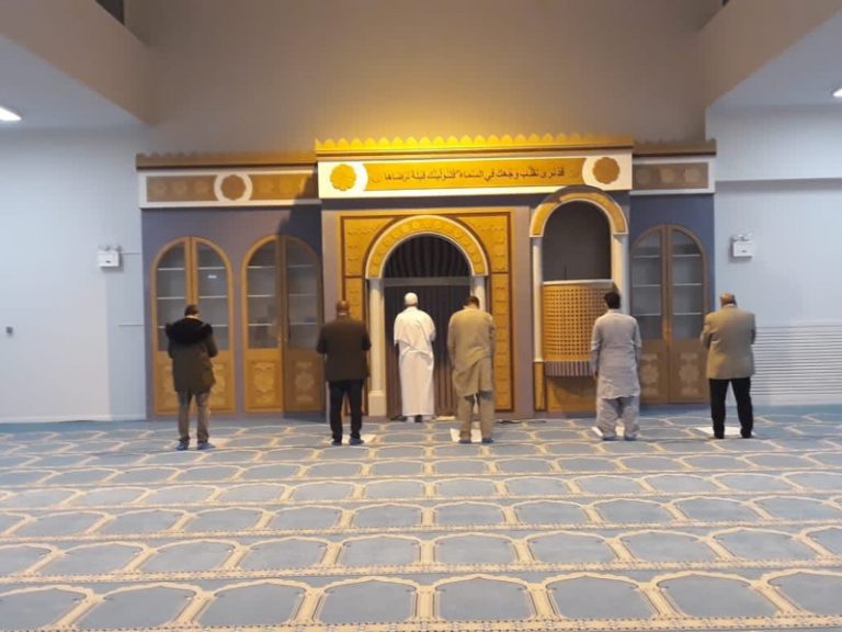 Κανείς δεν φοράει μάσκα στο νέο τζαμί που άνοιξε τις πόρτες του χθες