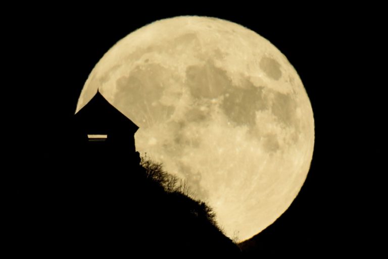 Η Κίνα ετοιμάζεται για την πρώτη λήψη πετρωμάτων από τη Σελήνη μετά το ‘70 Το Chang’e-5 θα εκτοξευθεί την Τρίτη