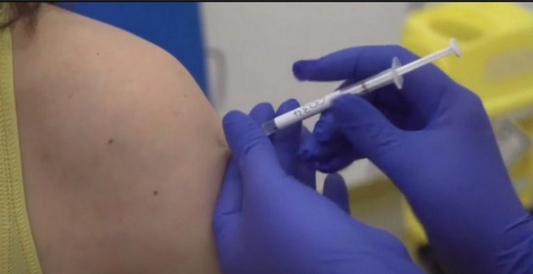 Εκτός σχολείων τα ανεμβολίαστα παιδιά