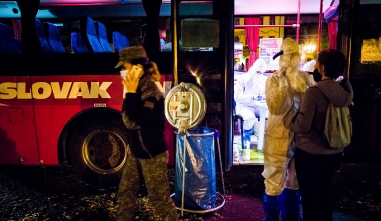Κορωνοϊός: Σχεδόν ο μισός πληθυσμός της Σλοβακίας υποβλήθηκε σε τεστ αντιγόνων σε μια μέρα