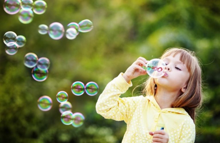 Πολύπλοκος, δανεικός κόσμος, αρχίζει να ξυπνάει…