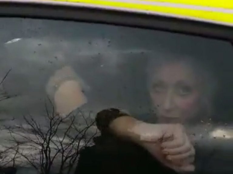 ΣΟΚ! Χειροπέδες στην κόρη επειδή πήρε τη μητέρα της από το γηροκομείο