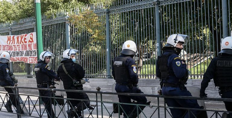 Ισχυρές αστυνομικές δυνάμεις παραμένουν γύρω από το Πολυτεχνείο