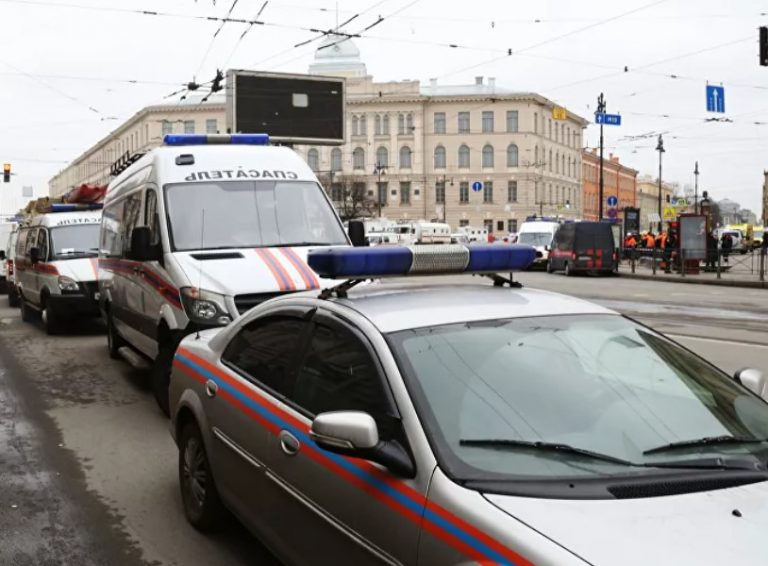 Αγία Πετρούπολη: Πατέρας με τσεκούρι κρατάει ομήρους έξι παιδιά και απειλεί να τα σκοτώσει