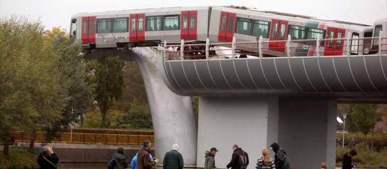 Ολλανδία: Γλυπτό φάλαινας έσωσε τρένο από πτώση στο νερό