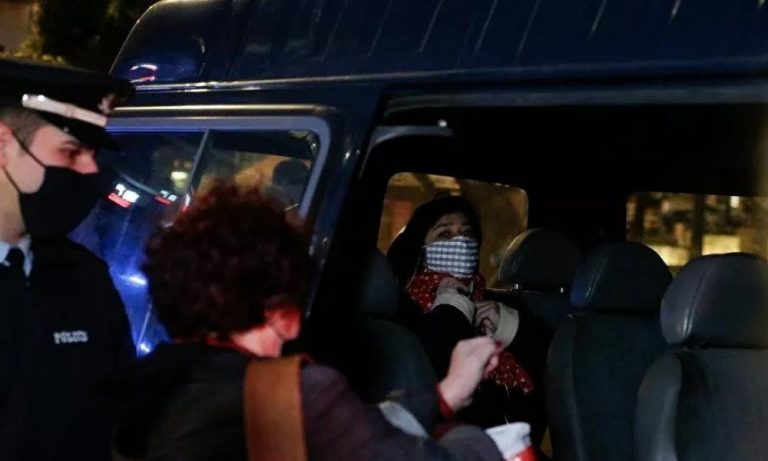 Προσαγωγή 11 γυναικών που συμμετείχαν σε φεμινιστική διαμαρτυρία στο Σύνταγμα