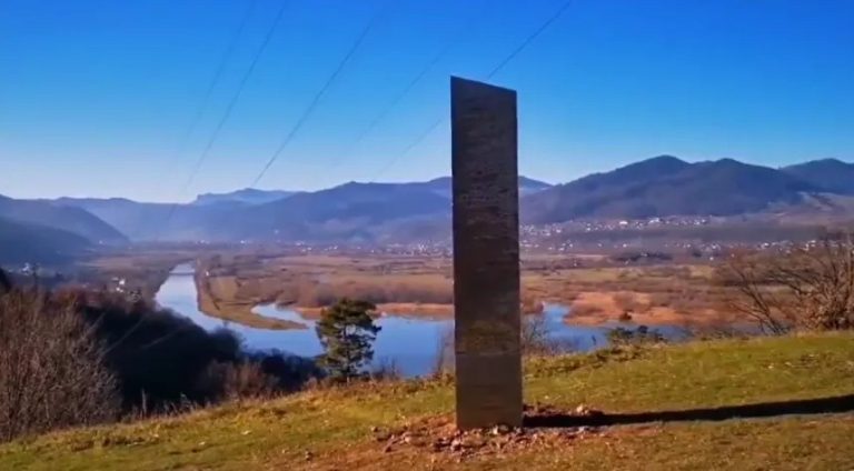 Μυστήριο ή φάρσα; Εξαφανίστηκε και στη Ρουμανία ο παράξενος μεταλλικός «μονόλιθος»