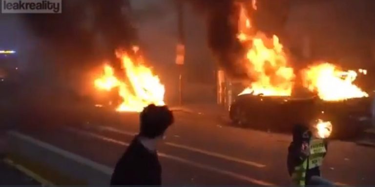 Το Παρισι συνεχιζει να καιγεται ..