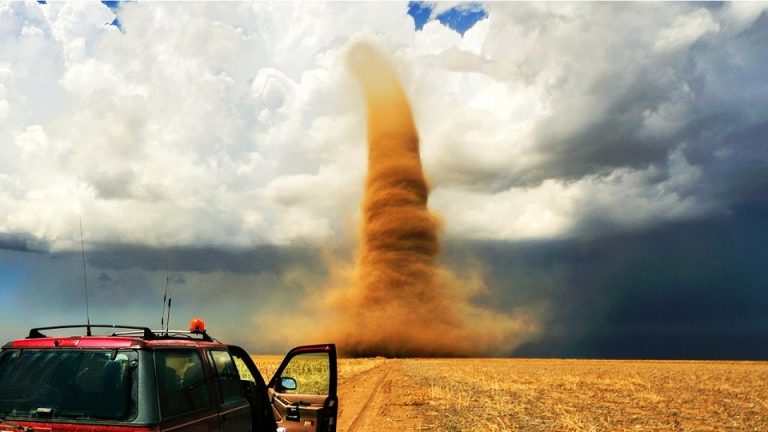 Αμμοστρόβιλος σαρώνει την έρημο της Σαουδικής Αραβίας