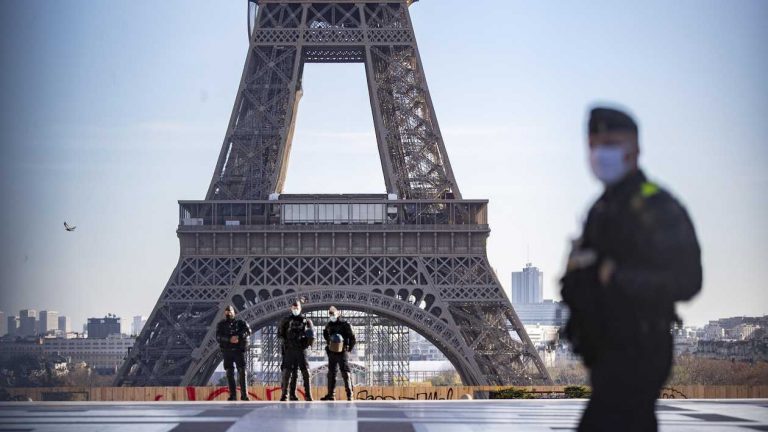 POLICE-MANIA: ΑΠΌ ΤΙΣ 8 ΤΟ ΒΡΑΔΥ ΔΕΝ ΘΑ ΒΓΑΙΝΕΙ ΚΑΝΕΙΣ ΕΞΩ ΣΤΟ ΠΑΡΙΣΙ ΝΑ ΜΗΝ ΤΟΝ ΧΤΥΠΗΣΕΙ Ο ΑΟΡΑΤΟΣ ΕΧΘΡΟΣ