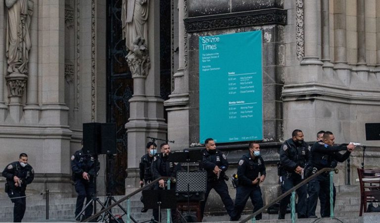 Νέα Υόρκη: Νεκρός από αστυνομικά πυρά ο άνδρας που άνοιξε πυρ έξω από ναό