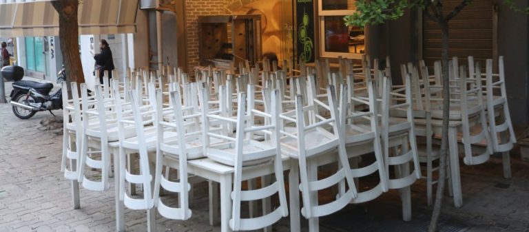 THE GREAT RESET: O πρόεδρος της εστίασης χαιδεύει την κοιλιά και τα αυτιά του