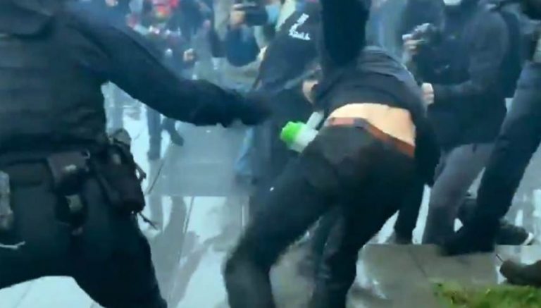 Ξύλο και στο Παρίσι!