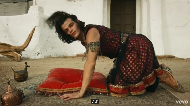 Και για την συνεχεια ενα τραγουδακι χωρις καθολου μηνυματα και συμβολισμους ..Επιτελους !