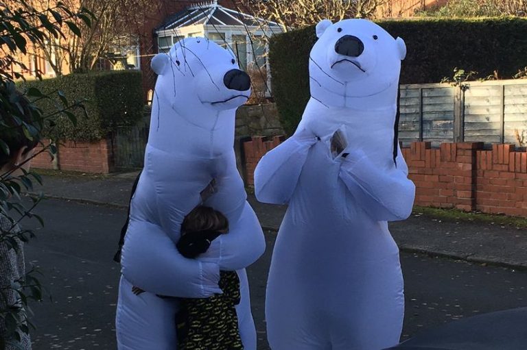 Ηλικιωμένοι ντύθηκαν… πολικές αρκούδες για να μπορέσουν να αγκαλιάσουν τα εγγόνια τους, λόγω κορωνοϊού