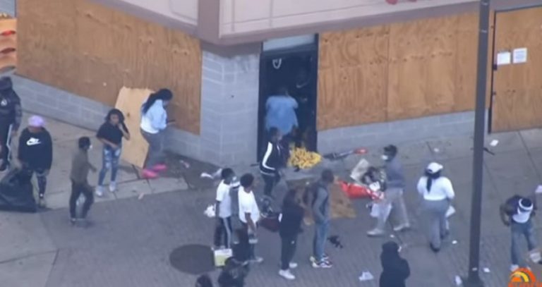 ΗΠΑ: “Ντου αντιεμβολιαστών” σε κέντρο εμβολιασμού στο Λος Άντζελες