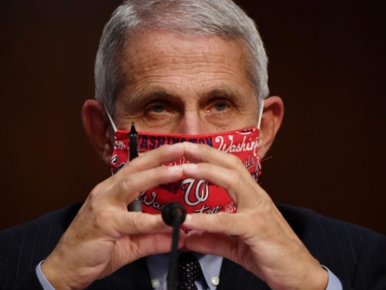 Ακόμα και μετά τη δεύτερη δόση εμβολίου ο Φάουτσι δεν μπορεί να «εγγυηθεί» ότι μπορούν οι εμβολιασμένοι να δουν από κοντά τα αγαπημένα τους πρόσωπα…!