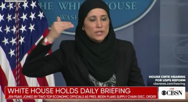 Είναι τρομοκράτες και δεν το κρύβουν..Με τσαντόρ ως εκπρόσωπος του Λευκού Οίκου την ώρα που οι ΗΠΑ βομβάρδιζαν τη Συρία.Εικόνα ΠΟΛΙΤΙΚΟΥ ΙΣΛΑΜ.