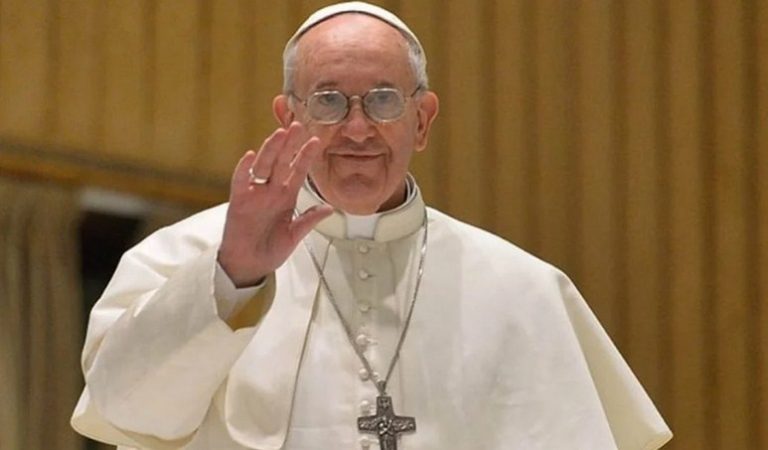 Ανησυχία για την εξαφάνιση του Πάπα Φραγκίσκου λόγω προβλήματος υγείας