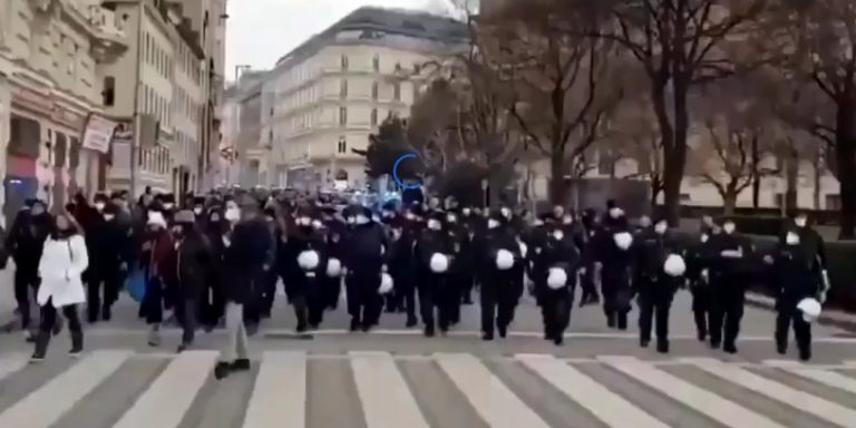 Βιέννη, η αστυνομία μαζί με τους διαδηλωτές κατά των lockdown