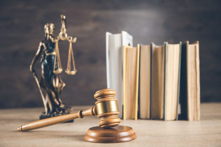 Δικαστική απόφαση – βόμβα: Αντισυνταγματική η απαγόρευση κυκλοφορίας για την καταπολέμηση της πανδημίας