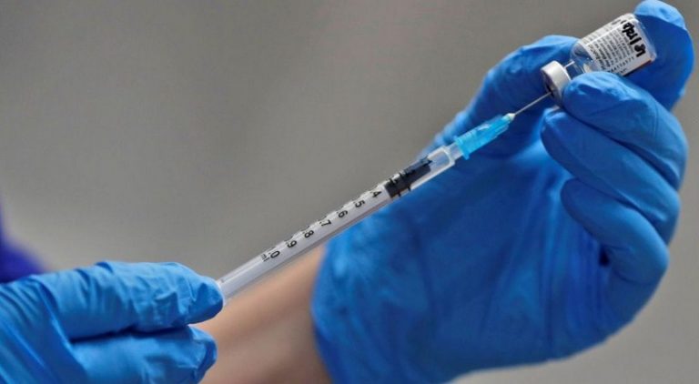 Κοροναϊός : Πέθανε 65χρονη λίγη ώρα αφού έκανε το εμβόλιο – Συναγερμός στις Αρχές