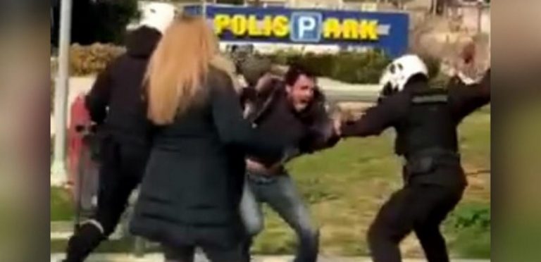 Άγριο ΞΥΛΟ ΑΠΟ ΑΣΤΥΝΟΜΙΚΟΥΣ σε πολίτες στη πλατεία της Νέας Σμύρνης