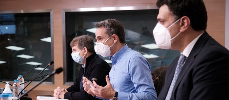 Ομολογία αποτυχίας: Μετά από έναν χρόνο «ψάχνουν» το γιατί δεν πετυχαίνει στο lockdown – Έκτακτη σύσκεψη στο Μαξίμου