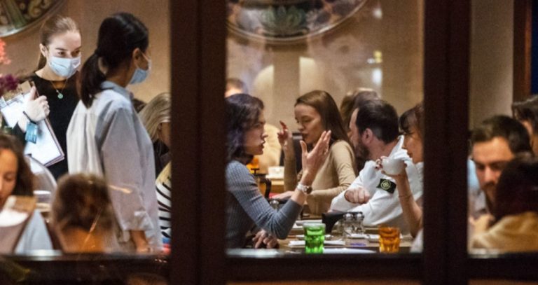 Στη Μόσχα είναι όλα είναι ανοιχτά, καταστήματα, κέντρα, εστιατόρια, καφετέριες, κλαμπ, κινηματογράφοι, θέατρα, γυμναστήρια.