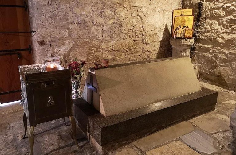 Σέ «προκαλώ» νά επισκεφθείς τόν τάφον τού Αγίου Ερμογένους Λεμεσσού στό Κούριον…