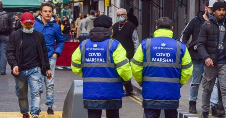 Αγγλία: Αν νομίζετε ότι οι περιορισμοί θα λήξουν τον Ιούνιο και θα επανέλθετε στη κανονικότητα χωρίς πισωγύρισμα, γελιέστε! Η κυβέρνηση του Ηνωμένου Βασιλείου ήδη προσλαμβάνει «Covid Αστυνομικούς» από 1η Ιουλίου!