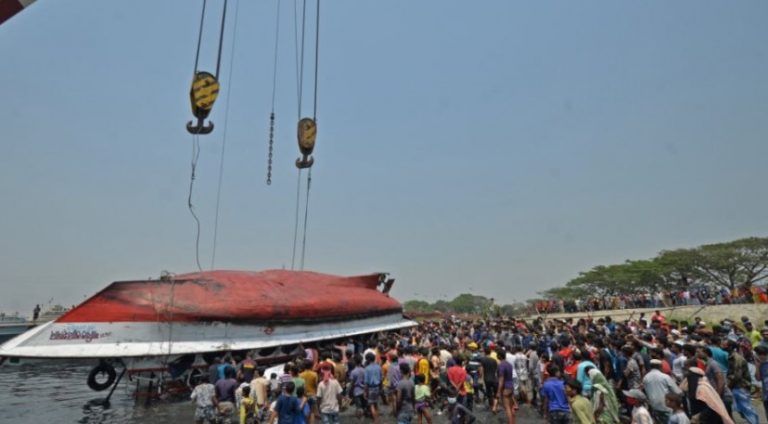 Μπανγκλαντές: Τουλάχιστον 26 νεκροί από σύγκρουση πορθμείου με φορτηγό πλοίο