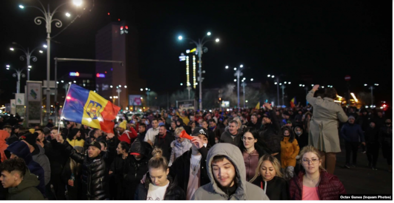 Διαδηλώσεις τη νύχτα κατά των μέτρων COVID σε πολλές πόλεις της ΡΟΥΜΑΝΙΑΣ 29/03/21