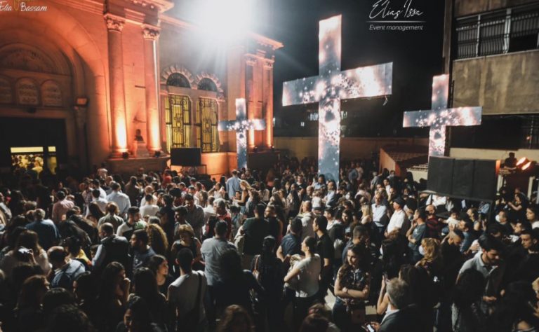 Στη Δαμασκό ο Επιτάφιος βγήκε με πομπή έγινε περιφορά στους δρόμους. Πλήθος και συνωστισμός χωρίς μάσκες!