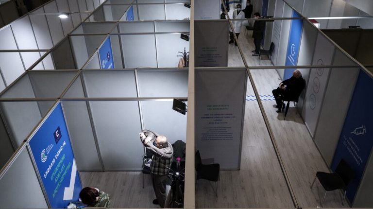 «Ήμασταν υπέρμαχοι του εμβολίου», λέει ο σύζυγος της 44χρονης: «Περιμένουμε την επιβεβαίωση ότι είναι κλινικά νεκρή»