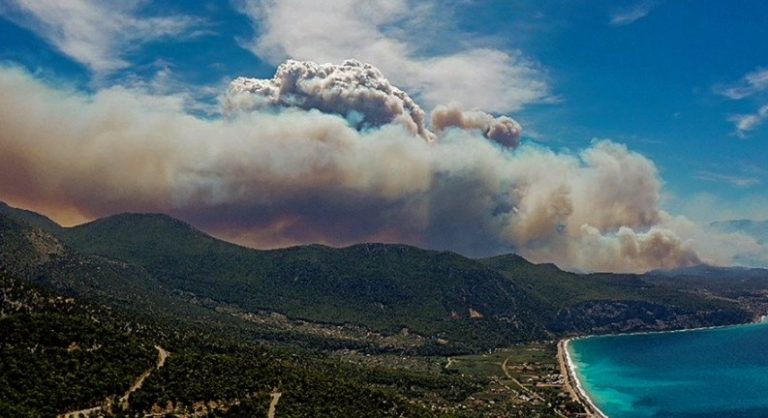 Φωτιά στην Κορινθία: Καίει σε διάσπαρτα μέτωπα – «Μάχη» για δεύτερο 24ωρο