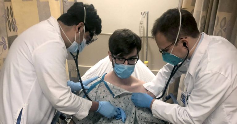 H ζωή του 21χρονου γιου μου δεν θα είναι ποτέ ίδια μετά τη 2η δόση του εμβολίου της Moderna λέει ο Timothy Harrington