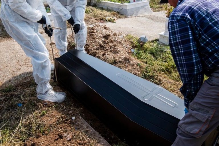 Εύβοια: Ιερέας άνοιξε φέρετρο νεκρού από κορονοϊό και φώναζε