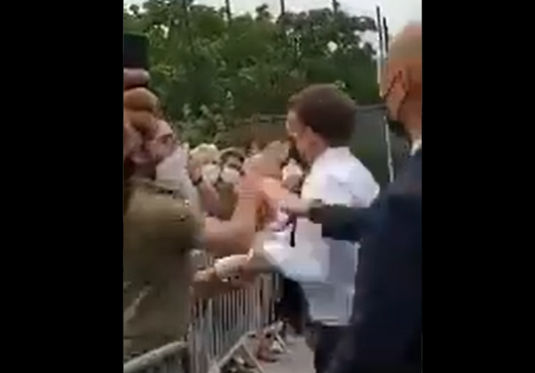 Κορυφώνεται η οργή κατά των πολιτικών! Η στιγμή που πολίτης χαστουκίζει τον Μακρόν!